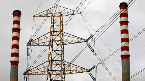 Una torre y unas chimeneas de una planta de la eléctrica portuguesa EDP, en Sines, cerca de Setubal. REUTERS/Jose Manuel Ribeiro