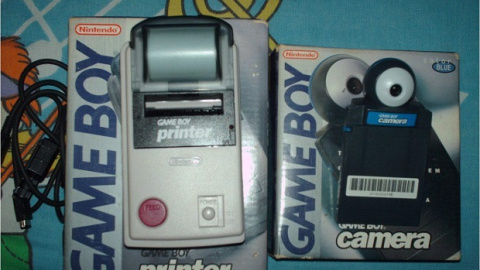 Game Boy Camera, lanzada en 1998, era la cámara digital más pequeña de su época y se convirtió en la primera que utilizaron muchos niños. Además, Nintendo lanzó una impresora portátil