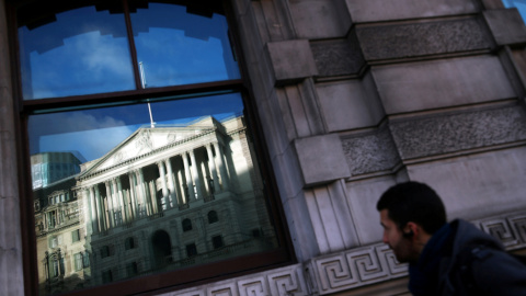 La sede del Banco de Inglaterra en la City londinense se refleja en el cristal de una ventana de un edificio cercano. REUTERS/Hannah McKay/