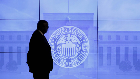 Un guardia de seguridad pasa por delnate de una imagen de la Reserva Federal en la sede del banco central estadounidense, en Washington. REUTERS/Kevin Lamarque