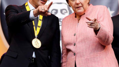 Merkel y Macron en Aquisgrán. (RONALD WITTEK | EFE)