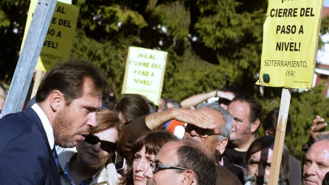 El alcalde de Valladolid conversa con varios concejales tras negarse a montar en el el AVE en el que viaja Rajoy. EFE/Nacho Gallego