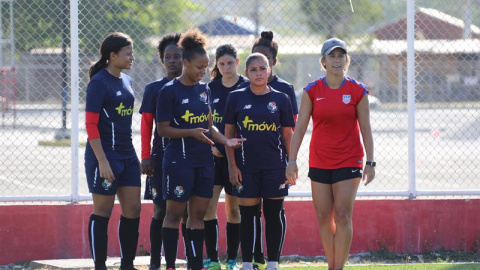 Fotografía cedida por la embajada de los Estados Unidos en Panamá que muestra a exfutbolista estadounidense Kacey White (d) durante una clase con jóvenes futbolistas, el pasado martes 26 de marzo de 2019, en Ciudad de Panamá (Panamá). White