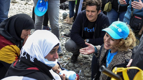 Orlando Bloom conversa con refugiados durante su visita a Macedonia. EFE/Georgi Licovski