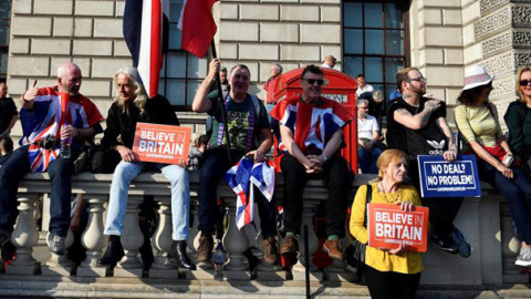 Manifestantes a favor del brexit, ante el Parlamento británico. / NEIL HALL (EFE)