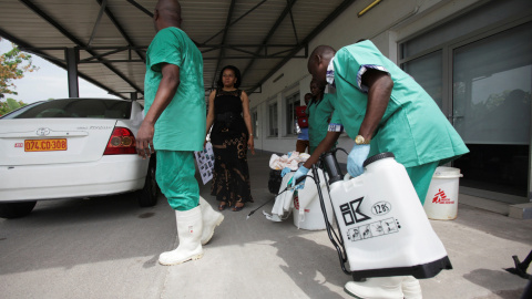 Un trabajador de sanidad rocía a un compañero con desinfectante durante una sesión de capacitación para tratar el virus del ébola en el Congo. REUTERS/Media Coulibaly/Archivo  Foto del 21 de octubre de 2014