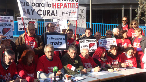 La Plataforma de Afectados por la Hepatitis C ofrece una rueda de prensa frente al Hospital 12 de Octubre. DM