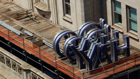 Un logo de Yahoo situado en el tejado del edificio de oficinas de la empresa en Nueva York. REUTERS/Brendan McDermid