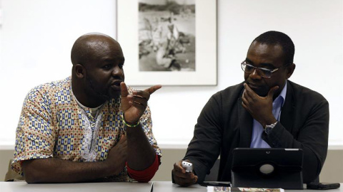 El presidente de la Conferencia Panafricana de España, Abuy Nfube, y el redactor del diario 'Afro Kairos', Simon Nong, durante la presentación del documento en Madrid. - EFE