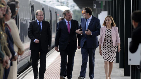 El presidente Mariano Rajoy, acompañado por la ministra de Fomento, Ana Pastor, el presidente de la Junta de Castilla y León, Juan Vicente Herrera, y el alcalde de León, Antonio Silván, durante la inauguración de la línea de Alta Velocidad 