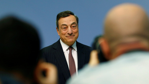 El presidente del BCE, Mario Draghi, posa ante los fotógrafos antes de a rueda de prensa mensual en la sede de la entidad, en Fráncfort. REUTERS/Ralph Orlowski