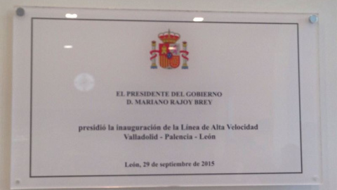 La placa que ha descubierto Rajoy estaba fechada por error en León en lugar de en la capital de Palencia. EUROPA PRESS