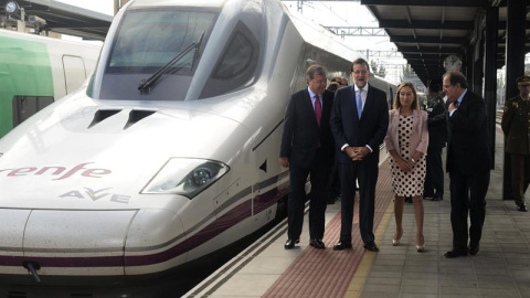 El presidente Mariano Rajoy, acompañado por la ministra de Fomento, Ana Pastor, el presidente de la Junta de Castilla y León, Juan Vicente Herrera, y el alcalde de León, Antonio Silván, durante la inauguración de la línea de Alta Velocidad 