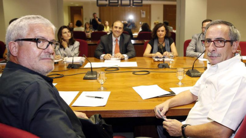 El secretario de Política Sindical de UGT, Gonzalo Pino (i), el secretario de Acción Sindical de CCOO, Ramón Górriz (d), junto al director de Relaciones Laborales de CEOE, Jordi García Viña (c, al fondo), y la directora del departamento soc