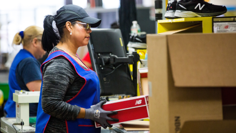 Imagen de una trabajadora en una fábrica de una conocida marca de ropa en EEUU./  Adam Glanzman (GETTY IMAGES NORTH AMERICA/AFP)