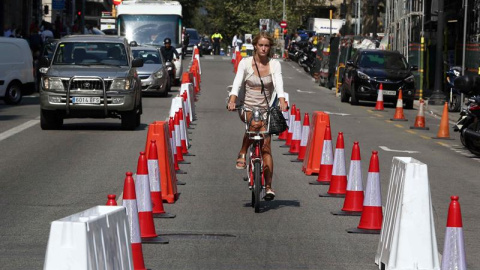 El tráfico de vehículos por la ciudad de Barcelona se ha reducido esta mañana en unos 90.000 desplazamientos de coches privados, lo que representa el 4,3% del tráfico habitual en un día laborable, en el Día sin Coches, en el que 54 calles e