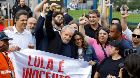 08/11/2019 - El expresidente brasileño Luiz Inácio Lula da Silva sale de la cárcel . / REUTERS