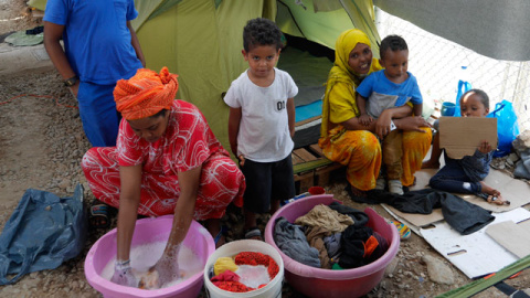 Familia somalí llegada hace diez días a Lesbos en dinghy. / M.I