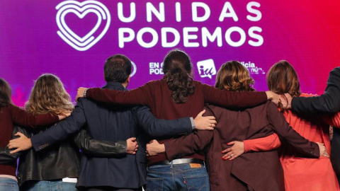 El líder de Unidas Podemos, Pablo Iglesias (c); el coordinador general de Izquierda Unida y cabeza de lista de Unidas Podemos al Congreso por Málaga, Alberto Garzón (2i); y la alcaldesa de Barcelona, Ada Colau (2d), intervienen en el acto d