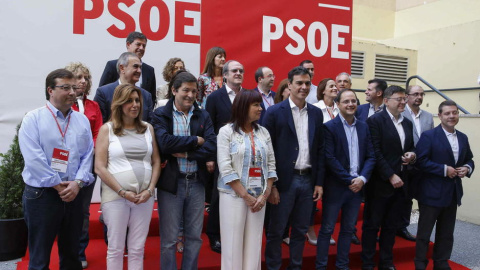 El líder socialista, Pedro Sánchez, en una reunión con los barones del partido en la sede de la madrileña calle de Ferraz. EFE