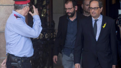 El candidato a presidente de la Generalitat, Quim Torra (d), sale del Parlament tras la reunión que mantenido el grupo parlamentario de JxCat que ha contado con la presencia telemática desde Berlín de Carles Puigdemont , Neus Munté, Marta P