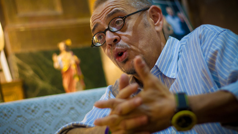 Diego Neira, autor de 'El despiste de Dios', en la iglesia de San Antón de Madrid. / CHRISTIAN GONZÁLEZ