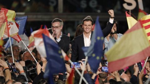 El president de Ciutadans i candidat a la Moncloa, Albert Rivera, al costat del secretari general del partit, josé Manuel VIllegas, durant l'acte final de campanya. EFE / Andreu Dalmau