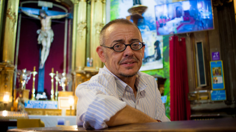 Diego Neira, en la iglesia de San Antón de Madrid. / REPORTAJE FOTOGRÁFICO: CHRISTIAN GONZÁLEZ