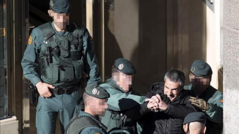 Dieciséis personas fueron detenidas hoy por la Guardia Civil en España relacionados con el colectivo de abogados y responsables del aparato económico de la organización que se encarga del apoyo a los presos de la banda terrorista ETA. /EFE