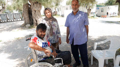 Rugel y Akbar Husein Torjik con su hijo Frashad paralítico cerebral. / M.I