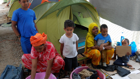 Familia somalí llegada hace diez días a Lesbos en dinghy. / M.I