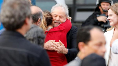 El expresidente brasileño Lula da Silva sale de la cárcel donde cumplía una condena por corrupción. EFE/Hedeson Alves