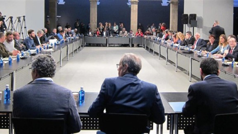 Taula per l'Acord per a un debat responsable sobre immigració i contra el racisme i la xenofòbia' amb representació del Govern de la Generalitat, tots els partits polítics, el Síndic de Greuges, una cinquantena d'entitats i associacions mun