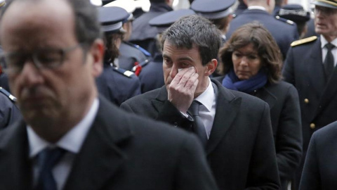 El primer ministro francés, Manuel Valls, se seca las lágrimas durante el funeral de los tres policías asesinados. - EFE