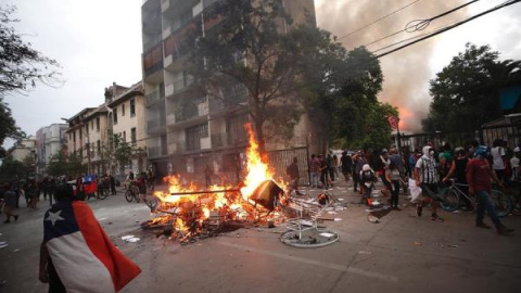 Manifestantes protestan en contra del Gobierno este viernes en la céntrica Plaza Italia en Santiago. EFE/Alberto Valdés