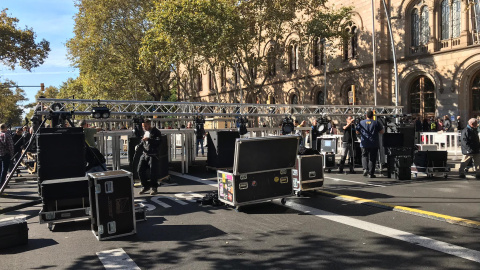 Escenari de la plaça Universitat on se celebrarà l'acte central d'aquesta jornada de reflexió marcada per les convocatòries del Tsunami Democràtic.