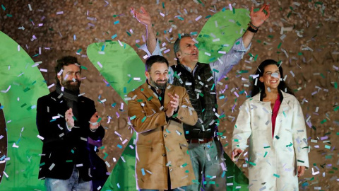 El líder de Vox, Santiago Abascal (2i), junto al portavoz parlamentario, Iván Espinosa de los Monteros (i), el secretario general de la agrupación, Javier Ortega Smith (2d), y la portavoz de Vox en la Asamblea de Madrid, Rocío Monasterio, e