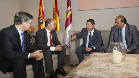 El presidente de Castilla-La Mancha, Emiliano García-Page (2d), junto a su homólogo aragonés, Javier Lambán (2i), y los vicepresidentes de Aragón y Castilla-La Mancha, José Ángel Biel (i) y José Luis Martínez Guijarro (d), respectivamente, 