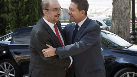 El presidente de Castilla-La Mancha, Emiliano García-Page, saluda a su homólogo aragonés, Javier Lambán, momentos antes del encuentro institucional que han mantenido en Cuenca para tratar cuestiones que interesan a ambas comunidades autónom