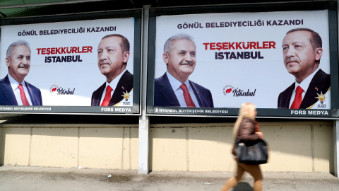 Gente pasea delante de carteles electorales del presidente turco, Recep Tayyip Erdogan, y del candidato de su partido Justicia y Desarrollo (AKP), Binali Yildirim, para la alcaldía de Estambul. EFE/ Erdem Sahin