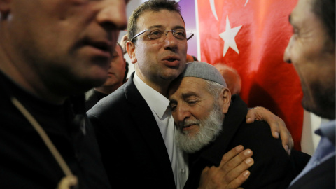 El candidato a la alcaldía de Estambul del Partido Republicano del Pueblo (CHP), Ekrem Imamoglu, es abrazado por uno de sus sus seguidores en una comparecencia tras las elecciones locales en Turquía. REUTERS/Huseyin Aldemir