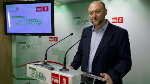 El secretario de Política Federal socialista, Antonio Pradas, en una rueda de prensa en la sede del PSOE-A. EFE