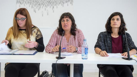 Rueda de prensa de Auxiliadora Honorato, Paula Baeza y Clara Serra para presenta una PNL sobre violencia mahista en 13 parlamentos autonómicos. Foto FLICKR de PODEMOS