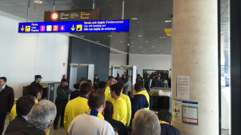 La expedición del Villarreal pasando los controles de seguridad en el aeropuerto de Castellón. /@VillarrealCF