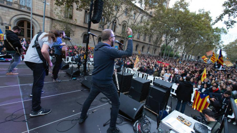 Imatge d'un dels actes convocats per Tsunami Democràtic aquest dissabte a Barcelona, durant la jornada de reflexió de les eleccions espanyoles. EFE / Enric Fontcoberta