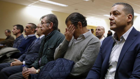 Miguel Ángel Flores, principal acusado por la tragedia del Madrid Arena, sentado en el banquillo de la Audiencia Provincial de Madrid junto a otros acusados. EFE