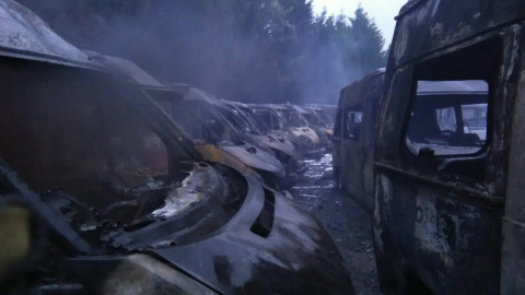 Ambulancias calcinadas en Arrigorriaga. / @BomberosBizkaia