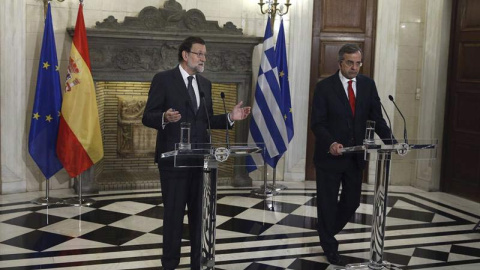 El presidente del Gobierno español, Mariano Rajoy (i), y el primer ministro griego, Andonis Samarás (d), durante la rueda de prensa que han ofrecido hoy, tras mantener la primera reunión entre ambos en Atenas. / Presidencia del Gobierno / D