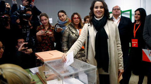 -La cabeza de lista de Ciudadanos al Congreso por Barcelona, Inés Arrimadas, ejerce su derecho a voto en la Escuela Ausiàs March del barrio de Les Corts de Barcelona.EFE/ Quique García