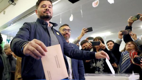 El candidato de ERC a la Presidencia del Gobierno, Gabriel Rufián, vota en un colegio de Sabadell (Barcelona). EFE/Alberto Estévez